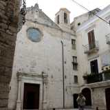 ...dopo 50 metri l�edificio religioso apparir� sulla destra in una rientranza circondata da palazzine